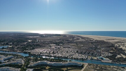 Obraz premium survol du port de plaisance de port Camargue en Occitanie dans le sud de la France