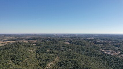 survol de l'arrière pays de Montpellier en Occitanie dans le sud de la France et les sources du Lez