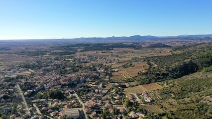 survol de l'arri&egrave;re pays de Montpellier en Occitanie dans le sud de la France et les sources du Lez