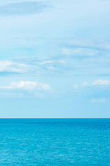 schöner Hintergrund des Ozeans und des blauen Himmels. Entspannungs-, Sommer-, Reise-, Urlaubs- und Urlaubskonzept
