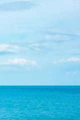 Fototapete Blauer Himmel schöner Hintergrund des Ozeans und des blauen Himmels. Entspannungs-, Sommer-, Reise-, Urlaubs- und Urlaubskonzept