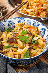 Fried noodles with chicken and vegetables.