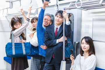 Obraz premium 満員電車に乗る乗客たち