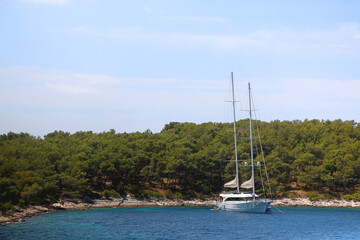 Sailing boat and beautiful Adriatic sea landscape in Croatia. - obrazy, fototapety, plakaty