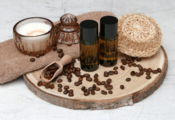 Körperpflegeprodukte mit Koffein, Haarshampoo, Seife und Handtuch mit Kaffeebohnen.