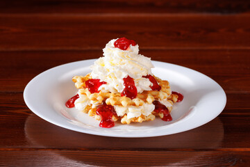 Biscuit wafers stuffed with whipped cream and raspberry jam.