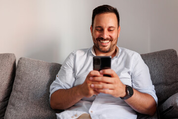 Man using language learning app on smart phone