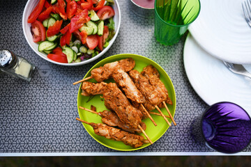 Lecker Essen beim Camping mit selbstgemachtem Salat und Fleisch bisschen am Grill mit der Familie in Schweden Skandinavienurlaub