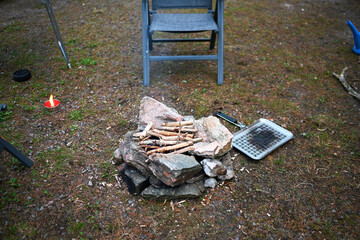 Lagerfeuer am Campingplatz im Urlaub in Schweden Norwegen Skandinavien mit Steinen und selbst gesammeltem Holz