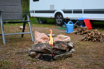 Lagerfeuer am Campingplatz im Urlaub in Schweden Norwegen Skandinavien mit Steinen und selbst...
