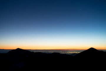 稜線から望む飯豊山と御西岳と夜景