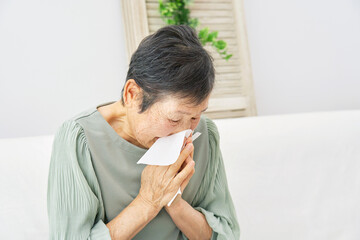 女性　高齢者　鼻をかむ