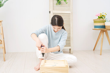 女性　DIY  電動ドライバー