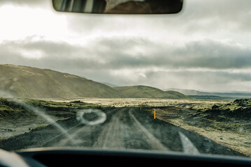 Asfaltowa droga na Islandii z perpektywy kierowcy - obrazy, fototapety, plakaty