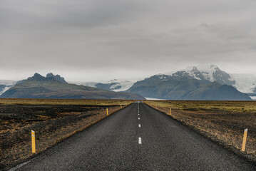 Asfaltowe drogi na Islandii - obrazy, fototapety, plakaty