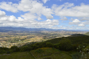 Vista da cidade de Oaxaca e das nuvens no c&eacute;u.