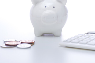 豚の貯金箱とお金のイメージ