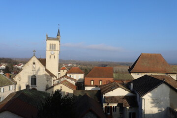 Vue sur le clocher de l'église Saint Michel et sur les toîts des maisons, village de Morestel, département de l'Isère, France