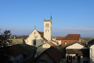 Vue sur le clocher de l'église Saint Michel et sur les toîts des maisons, village de Morestel, département de l'Isère, France