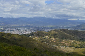 Fototapeta na wymiar Vista das montanhas com Oaxaca ao fundo