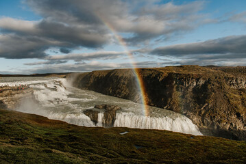 Tęcza nad ogromnym wodospadem na Islandii