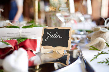 Wunderschöne festliche Dekoration im Restaurant Für eine Hochzeit und Feier mit Blumengesteck und Kerzen und feinem Geschirr