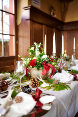 Wunderschöne festliche Dekoration im Restaurant Für eine Hochzeit und Feier mit Blumengesteck und Kerzen und feinem Geschirr
