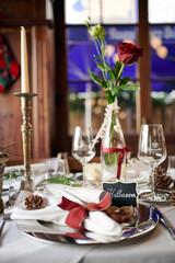Wunderschöne festliche Dekoration im Restaurant Für eine Hochzeit und Feier mit Blumengesteck und Kerzen und feinem Geschirr