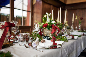 Wunderschöne festliche Dekoration im Restaurant Für eine Hochzeit und Feier mit Blumengesteck und Kerzen und feinem Geschirr