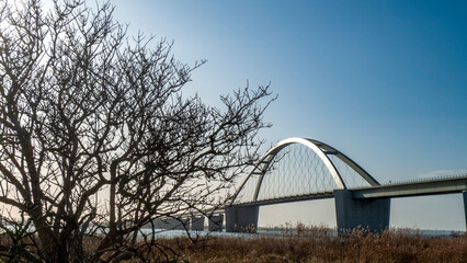 Die Fehmarnsundbrücke auf Fehmarn mit blauem Himmel an der Ostsee
