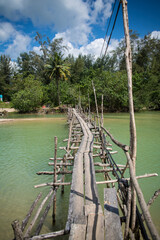 Holzbrücke über Fluss
