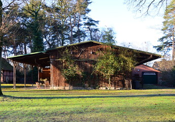 Historischer Bauernhof im Winter in der Stadt Schneverdingen, Niedersachsen