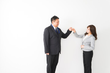 新しい生活様式の握手をするビジネスパーソン