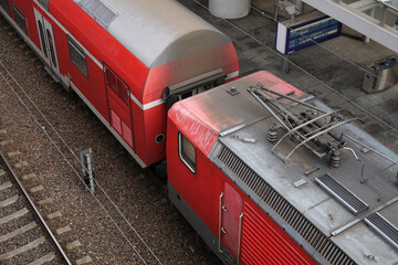 rote Eisenbahnwagen an einer Station