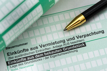 Steuererklärung für Finanzamt mit Formular - obrazy, fototapety, plakaty