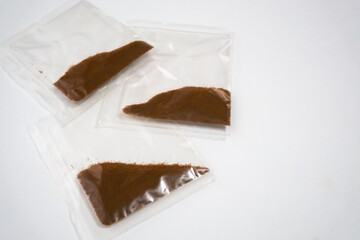 袋に入った茶色の粉末の漢方薬
