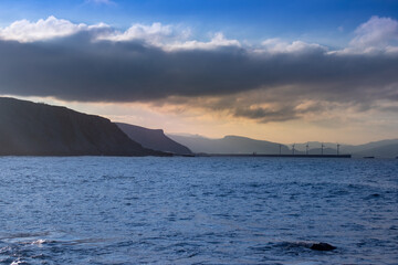 Las nubes tratan de tapar al sol creando sombra en el mar.