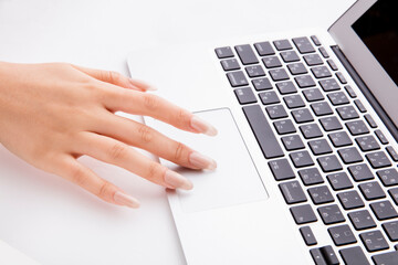 ノートパソコンを操作する女性の手