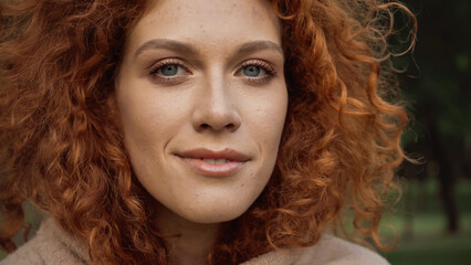 Naklejka premium close up of happy redhead woman with blue eyes.