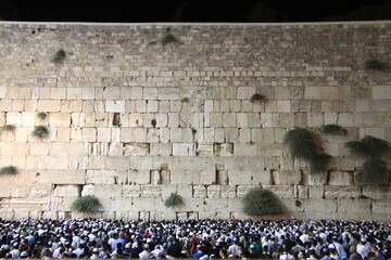 large crowd at Western Wall in Jerusalem 