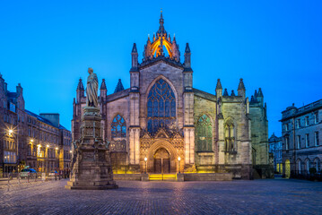 Fototapeta premium night view of St Giles Cathedral in edinburgh