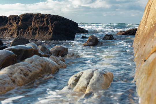  El mar entre las rocas es imparable