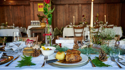 Wunderschöne knusprig gebratene Ente aus dem Ofen in einem bayerischen Wirtshaus Restaurant sehr schön dekoriert für Feiern
