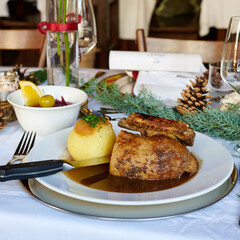 Wunderschöne knusprig gebratene Ente aus dem Ofen in einem bayerischen Wirtshaus Restaurant sehr...