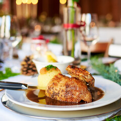 Wunderschöne knusprig gebratene Ente aus dem Ofen in einem bayerischen Wirtshaus Restaurant sehr...
