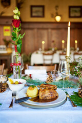 Wunderschöne knusprig gebratene Ente aus dem Ofen in einem bayerischen Wirtshaus Restaurant sehr schön dekoriert für Feiern