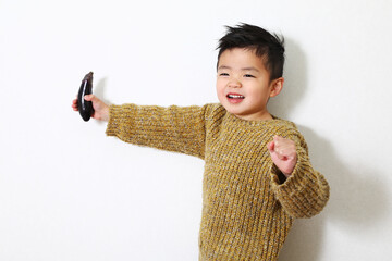 夏の野菜、茄子を持っている日本人の男の子。