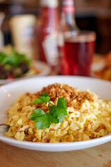 Käsespätzle mit Röstzwiebeln in Bayern in einem Wirtshaus Restaurant serviert