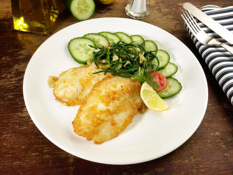 Low Carb Fischgericht, Gebratene Fischfilets im Eimantel mit Gurken-Algen-Salat