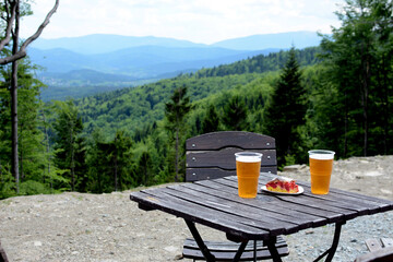 Piwo na stole w górach - obrazy, fototapety, plakaty